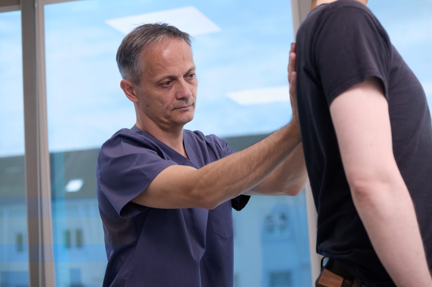 Manual examination of the shoulder